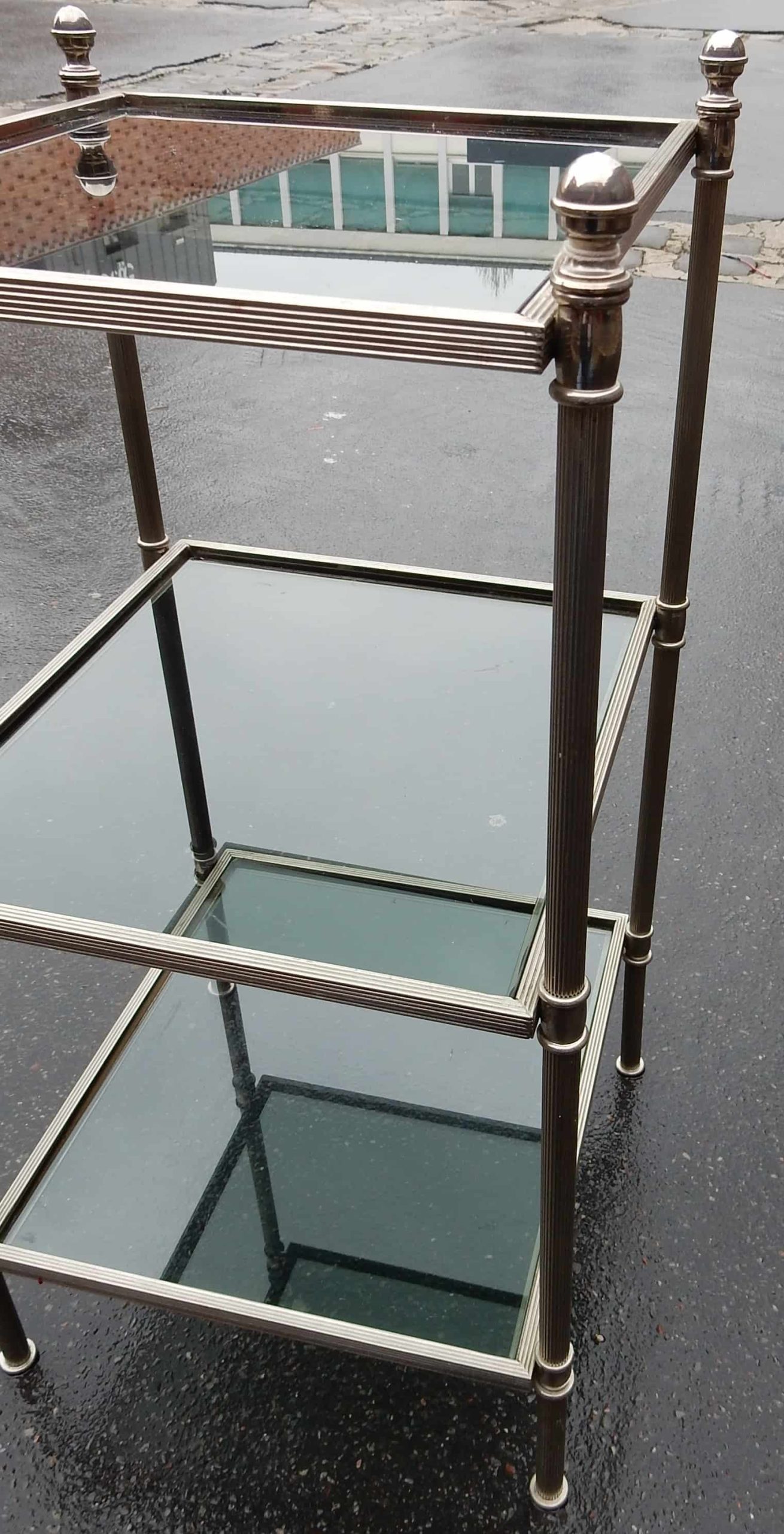 1970′ Bout de canapé carré 3 plateaux avec vitres teintées bleuté 32 X 32 cm – Image 4