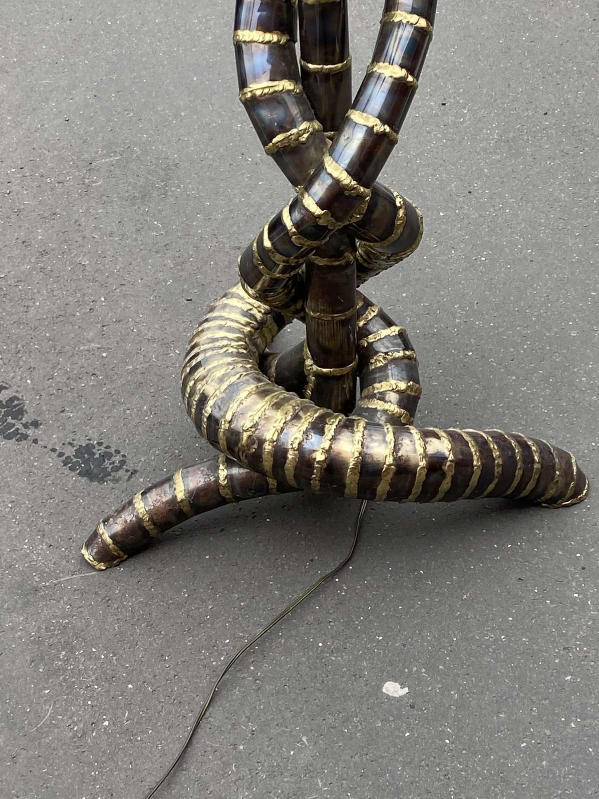 1970′ Lampadaire Palmier Yuka en Laiton Et fer Patiné Maison Jansen 3 Têtes Style Brutaliste – Image 4