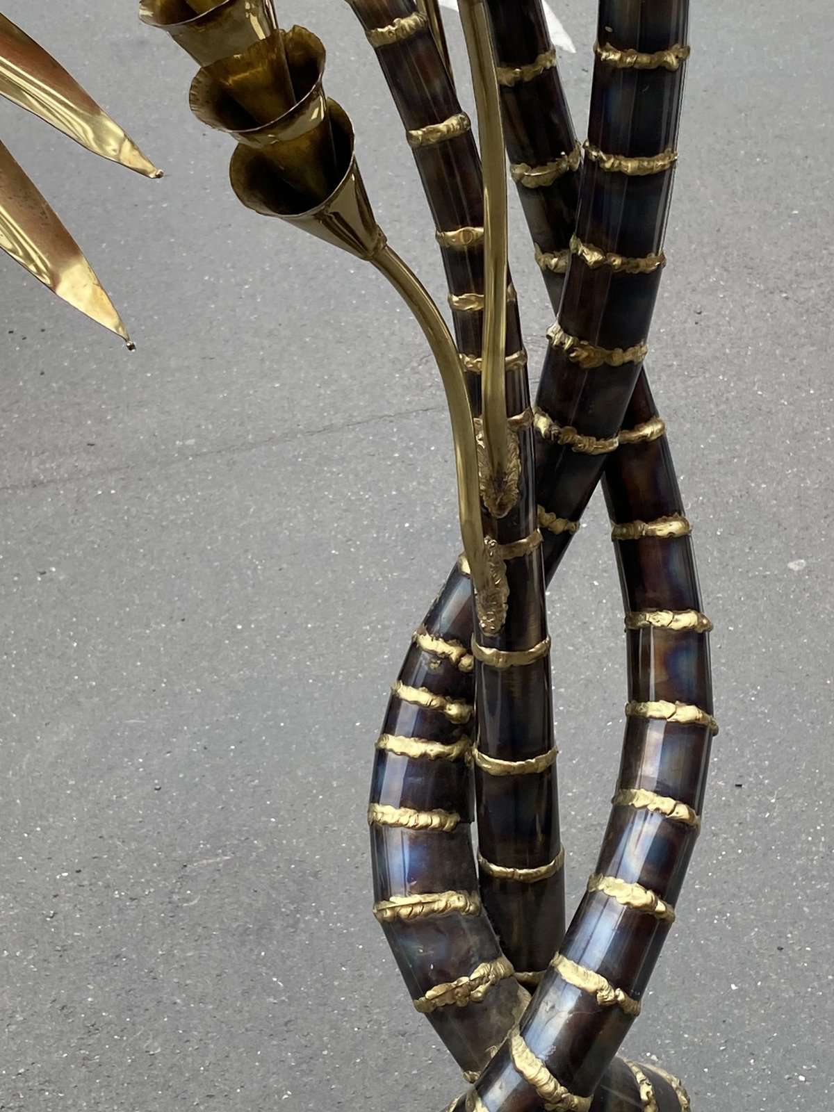 1970′ Lampadaire Palmier Yuka en Laiton Et fer Patiné Maison Jansen 3 Têtes Style Brutaliste – Image 5