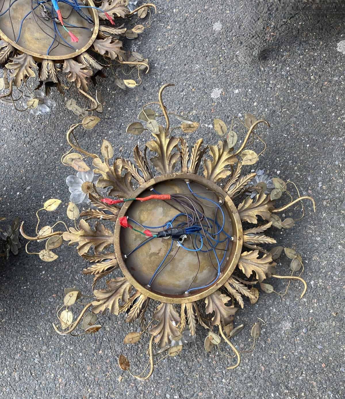 1970′Suite De 3 Plafonniers ou Appliques à Décor de Fleurs et Feuilles en Métal Doré Et Verre Coloré Orange Maison Baguès Ou Banci – Image 8