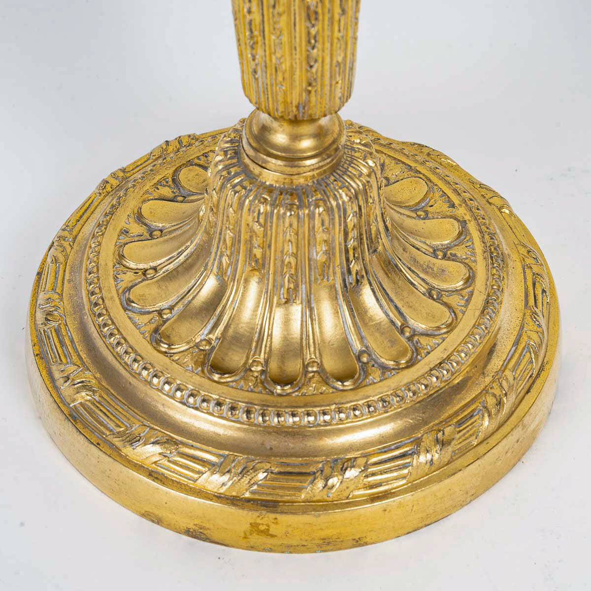 Paire de flambeaux en bronze ciselé et doré époque Louis XVI vers 1780 – Image 4