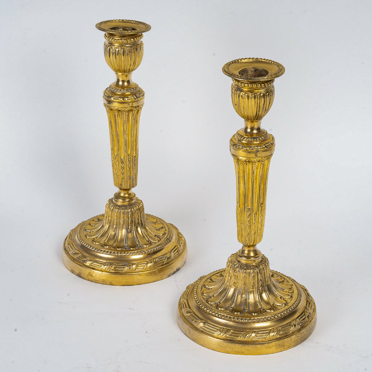 Paire de flambeaux en bronze ciselé et doré époque Louis XVI vers 1780 – Image 6