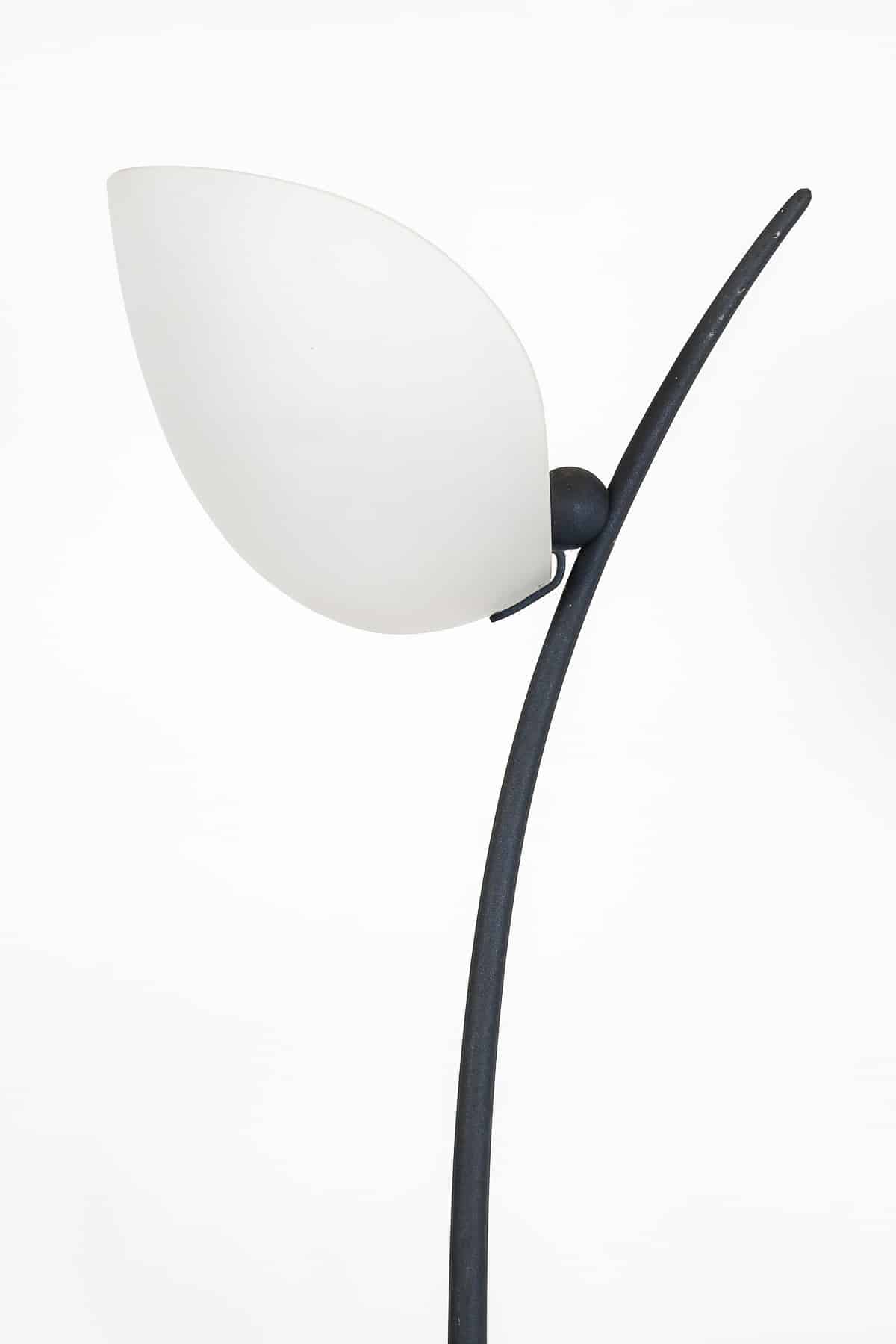 Rare Lampadaire Vintage en Fer Forgé et Opaline, Design Sculptural Italien des Années 1960 – Image 5