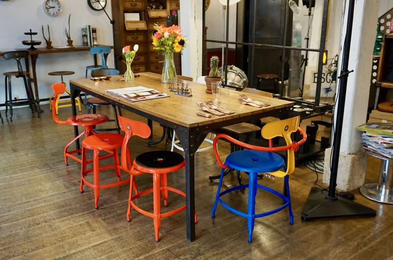 Table de salle à manger – Bois et métal riveté – Image 5