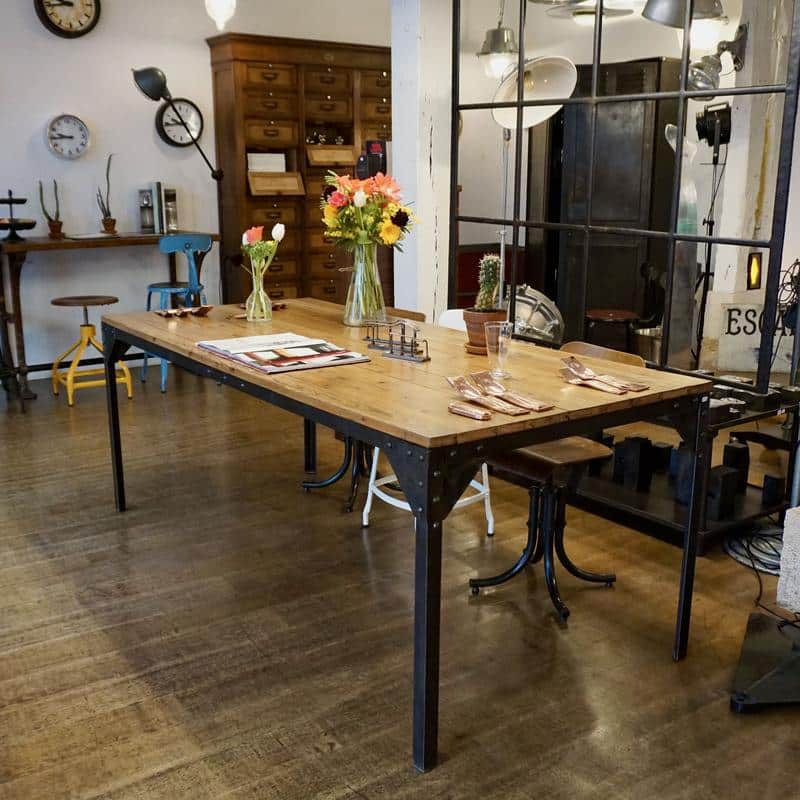 Table de salle à manger – Bois et métal riveté – Image 3