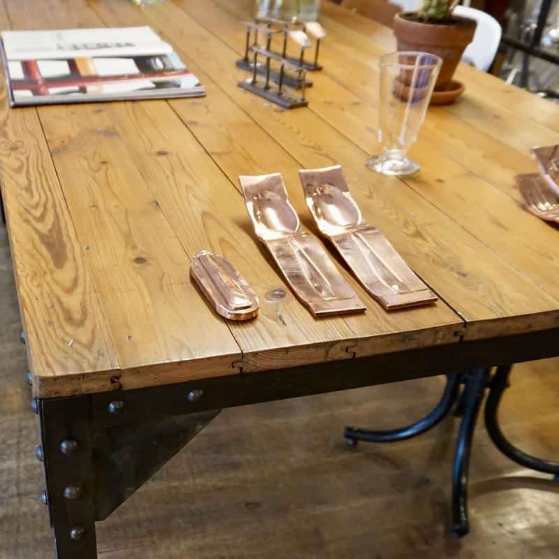 Table de salle à manger – Bois et métal riveté – Image 6